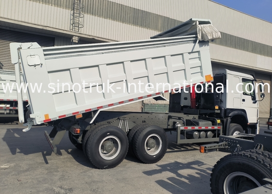 Sinotruk Howo Tipper Dump Truck 380hp 6 × 4 20CBM Beyaz Otomatik Tarpaulin