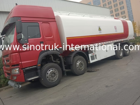 SINOTRUK HOWO Kırmızı Petrol Tank Kamyonu 400HP 8×4 12 Tekerlek Yüksek Kapasite