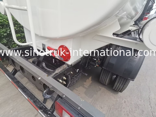SINOTRUK HOWO 4X2 6 tekerlekli Petrol Tankı Kamyonu 5-6CBM Akışölçerli tek kutu