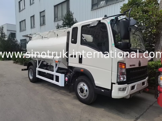 SINOTRUK HOWO 4X2 6 tekerlekli Petrol Tankı Kamyonu 5-6CBM Akışölçerli tek kutu