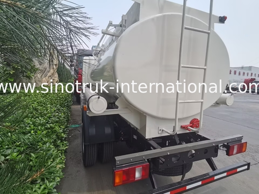 SINOTRUK HOWO 4X2 6 tekerlekli Petrol Tankı Kamyonu 5-6CBM Akışölçerli tek kutu