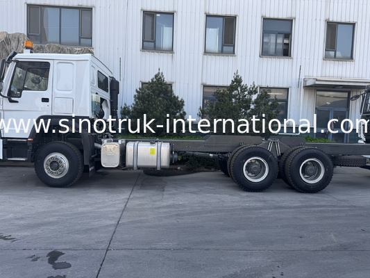 SINOTRUK HOWO Kamyon Şasi SINOTRUK Motoru371HP 6 × 4 RHD Uyarı Işığıyla Kullanılır Çöp Kamyonu Kargo Kamyonu Su Kamyonu