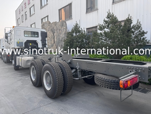 SINOTRUK HOWO Kamyon Şasi SINOTRUK Motoru371HP 6 × 4 RHD Uyarı Işığıyla Kullanılır Çöp Kamyonu Kargo Kamyonu Su Kamyonu