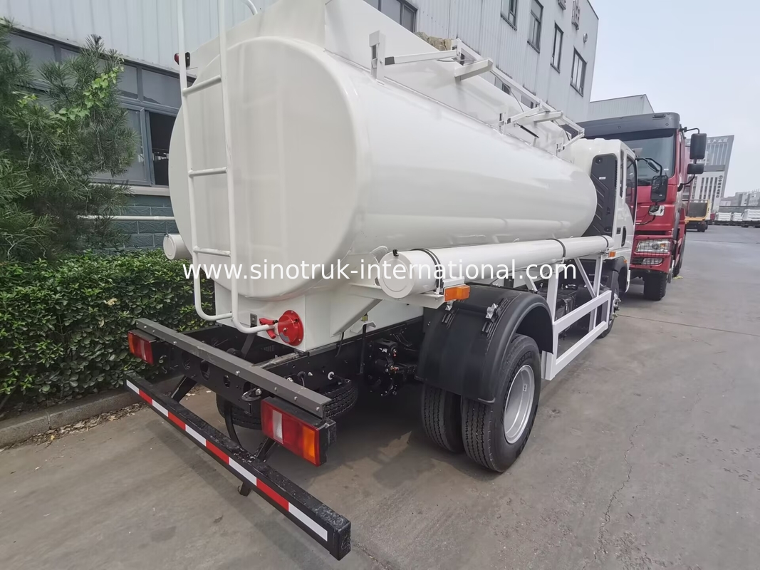 SINOTRUK HOWO 4X2 6 tekerlekli Petrol Tankı Kamyonu 5-6CBM Akışölçerli tek kutu