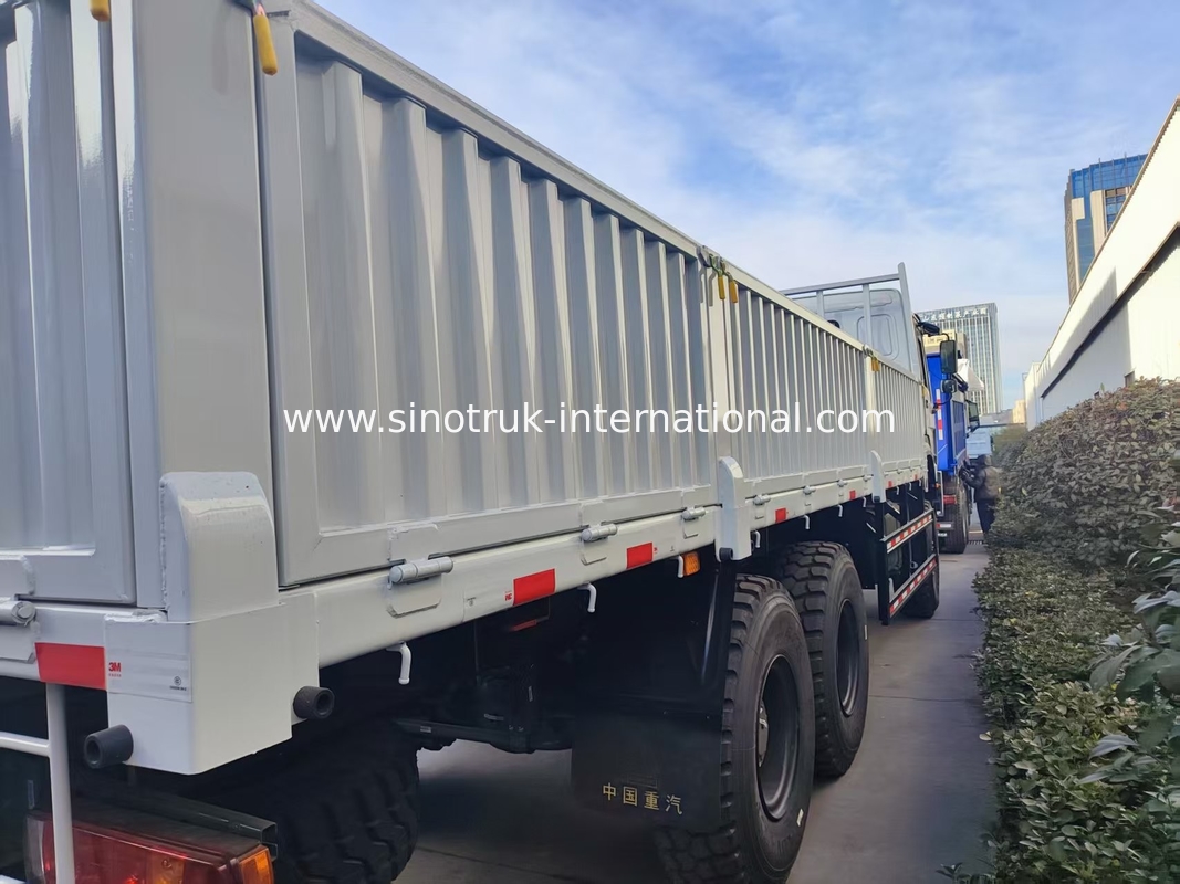 Gücü ve çok yönlülüğünü serbest bırakın. Hepsini fethetmek için beyaz HOWO 6x6 400HP Off Road Kargo Kamyonu.