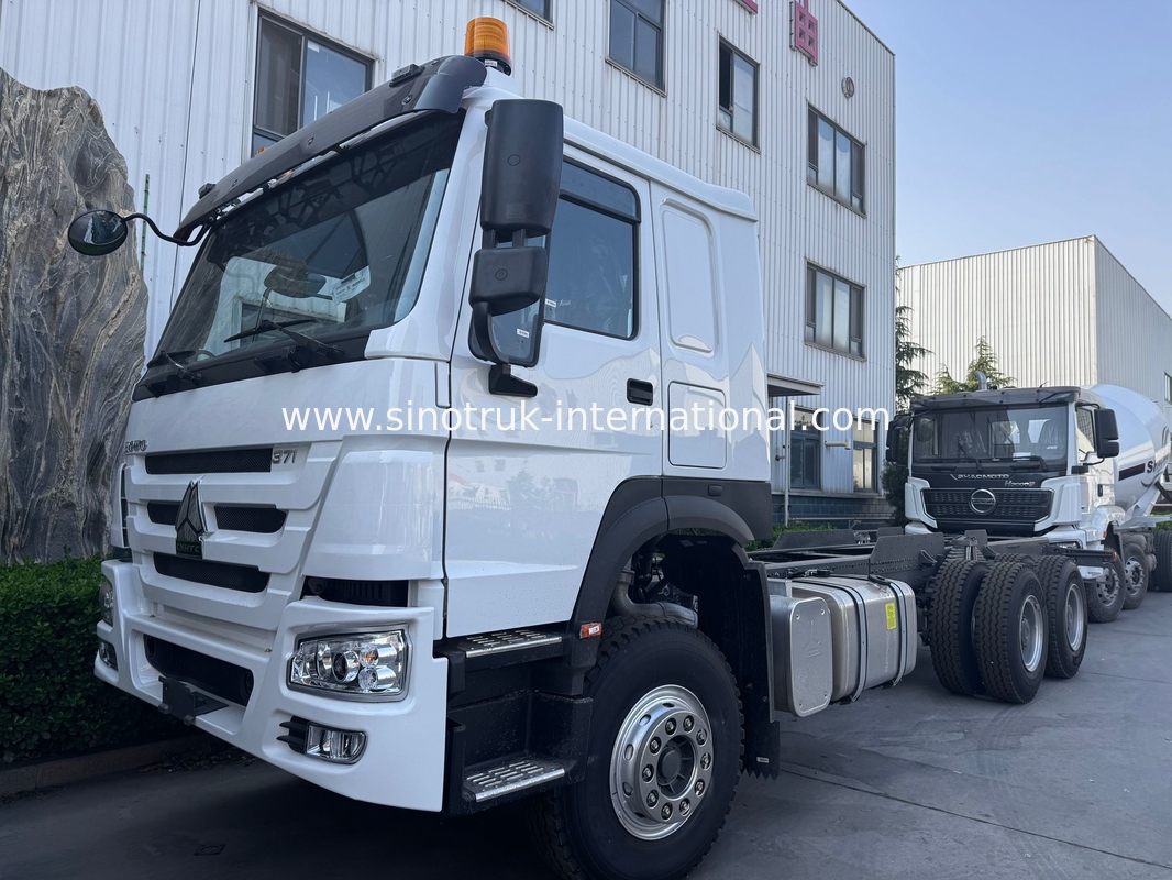 SINOTRUK HOWO Kamyon Şasi SINOTRUK Motoru371HP 6 × 4 RHD Uyarı Işığıyla Kullanılır Çöp Kamyonu Kargo Kamyonu Su Kamyonu