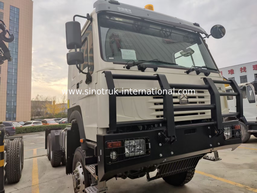 SINOTRUK 430 horsepower 6 × 4 tractor with a military bumper
